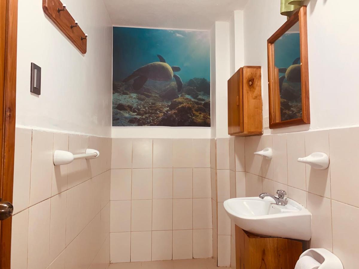 פורטו איורה Hostal White House Galapagos מראה חיצוני תמונה