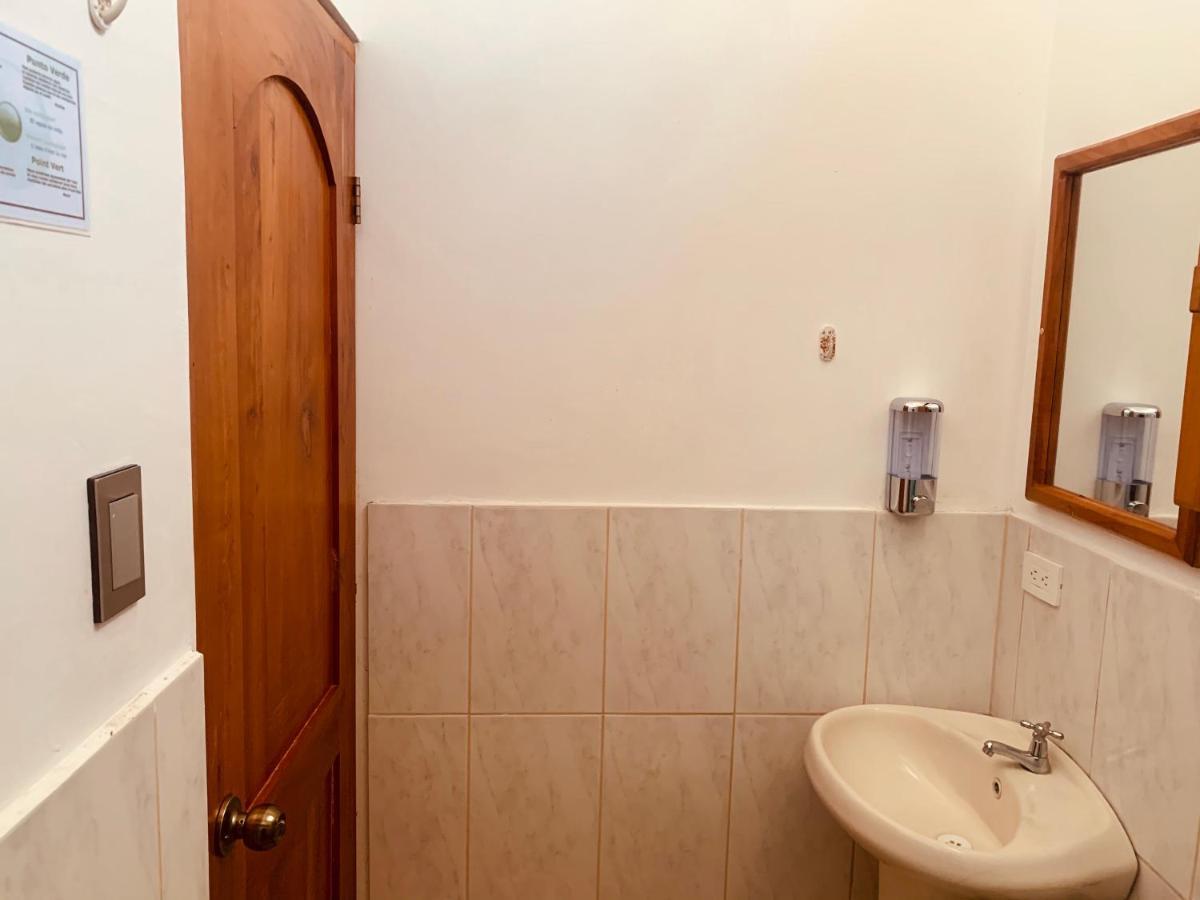 פורטו איורה Hostal White House Galapagos מראה חיצוני תמונה