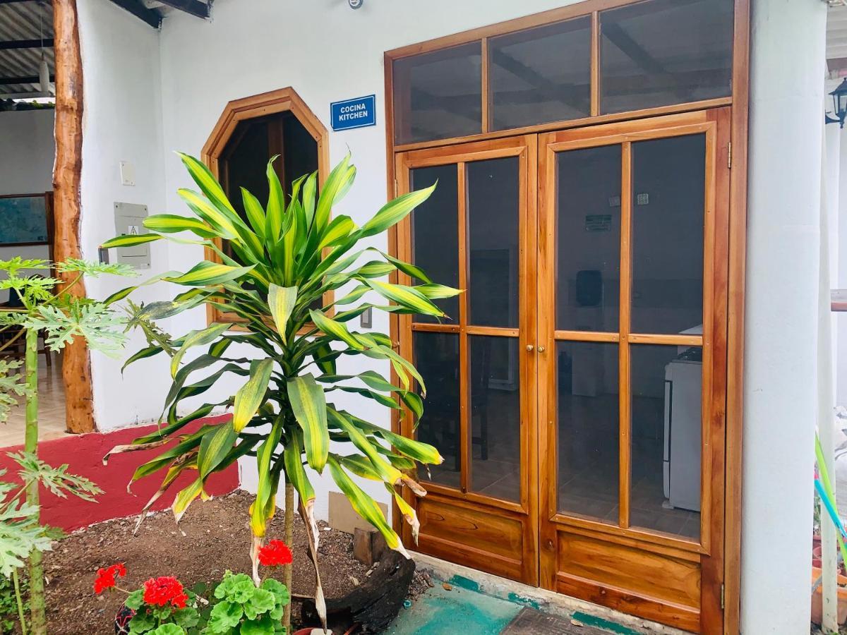 פורטו איורה Hostal White House Galapagos מראה חיצוני תמונה