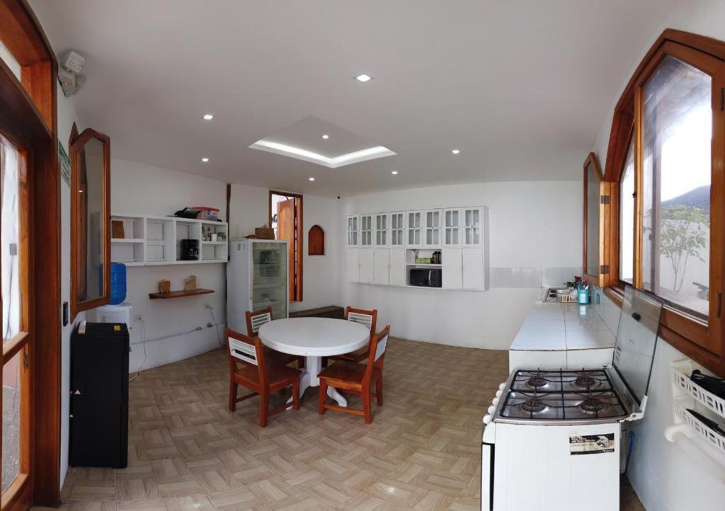 פורטו איורה Hostal White House Galapagos מראה חיצוני תמונה