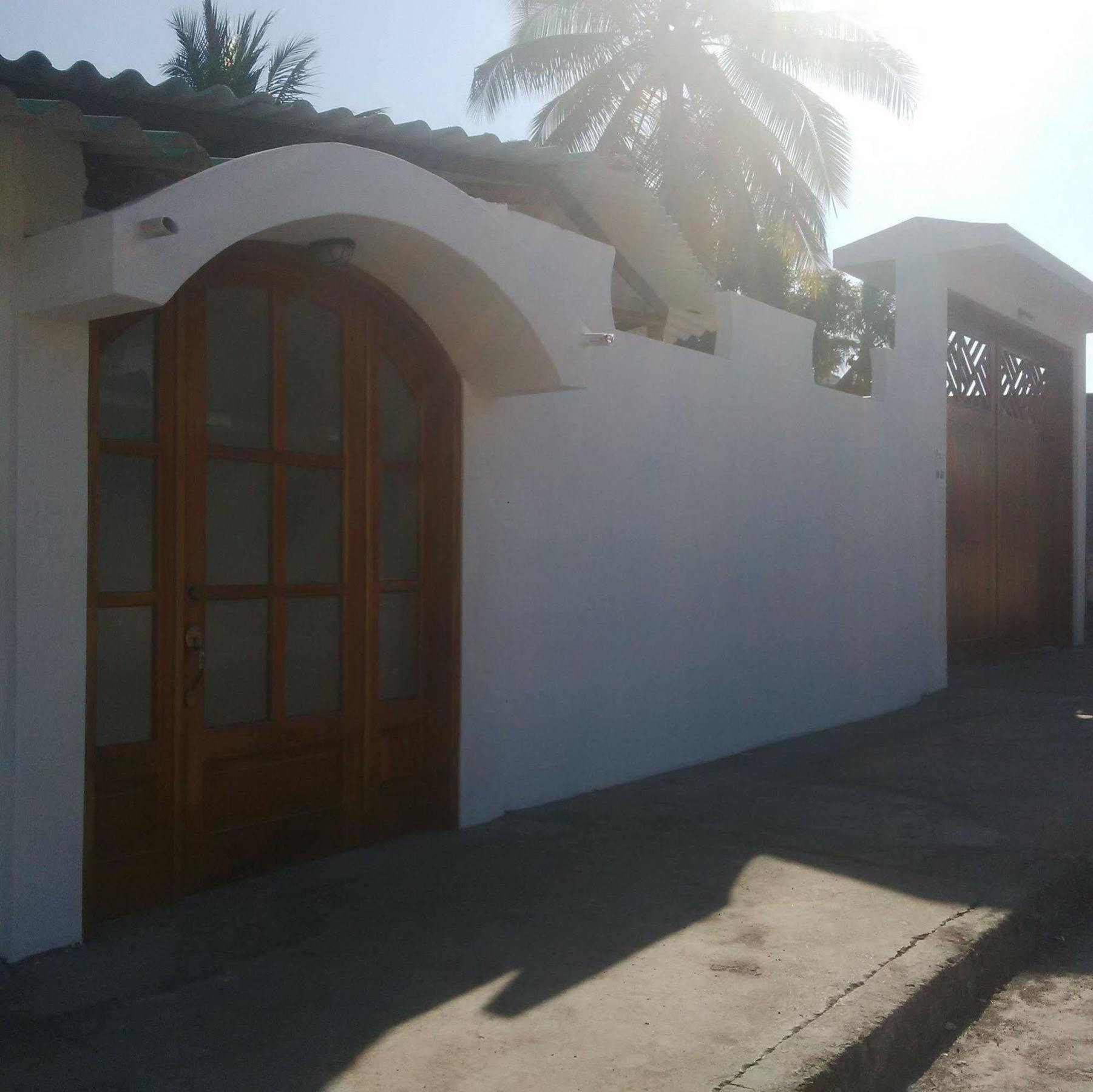 פורטו איורה Hostal White House Galapagos מראה חיצוני תמונה