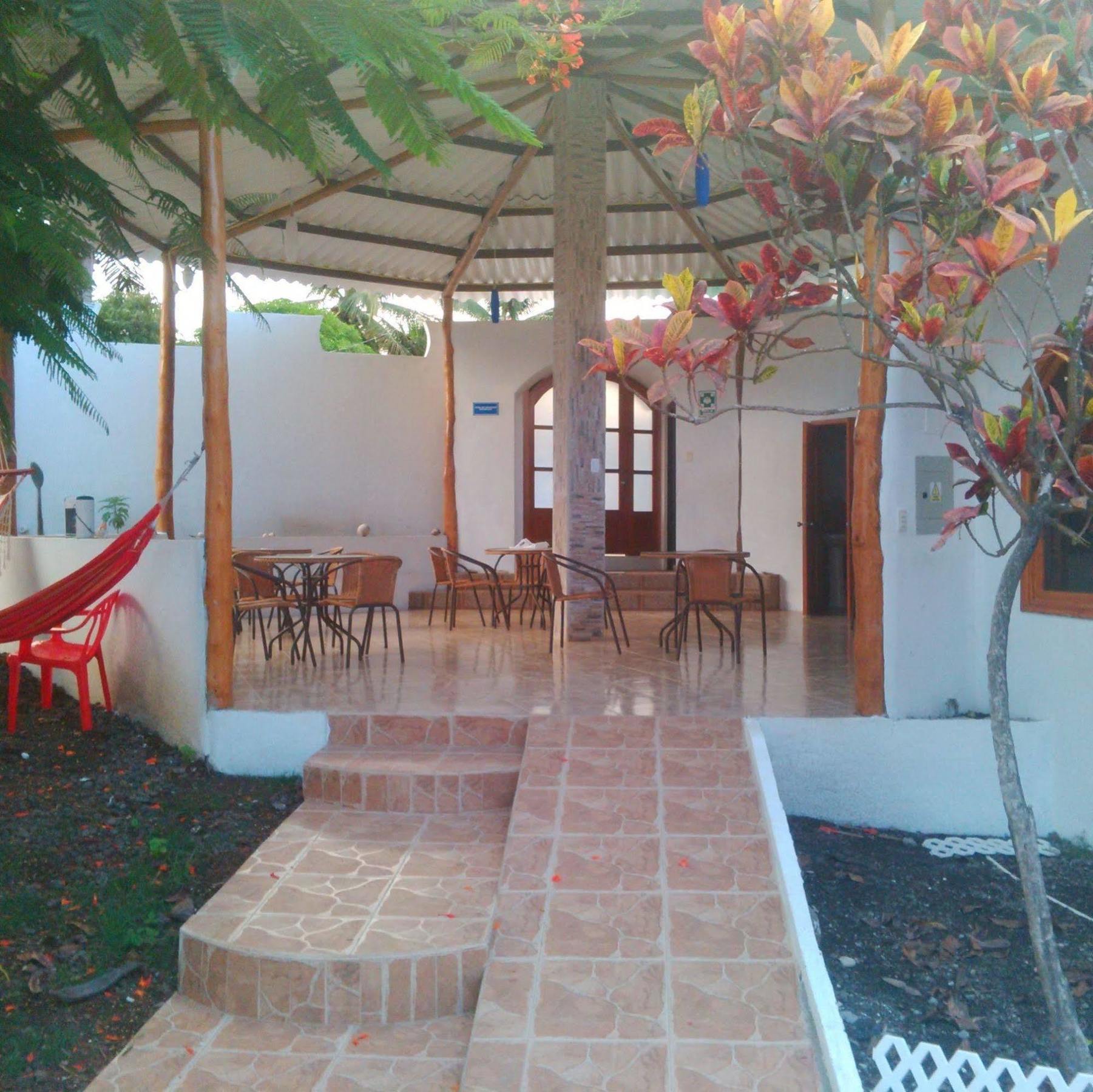 פורטו איורה Hostal White House Galapagos מראה חיצוני תמונה