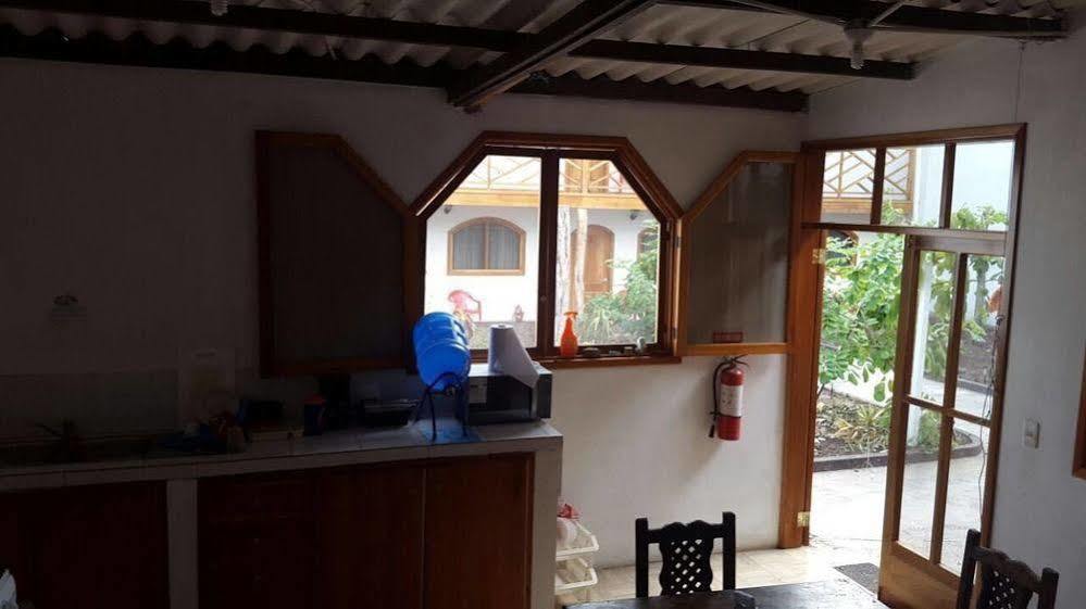 פורטו איורה Hostal White House Galapagos מראה חיצוני תמונה
